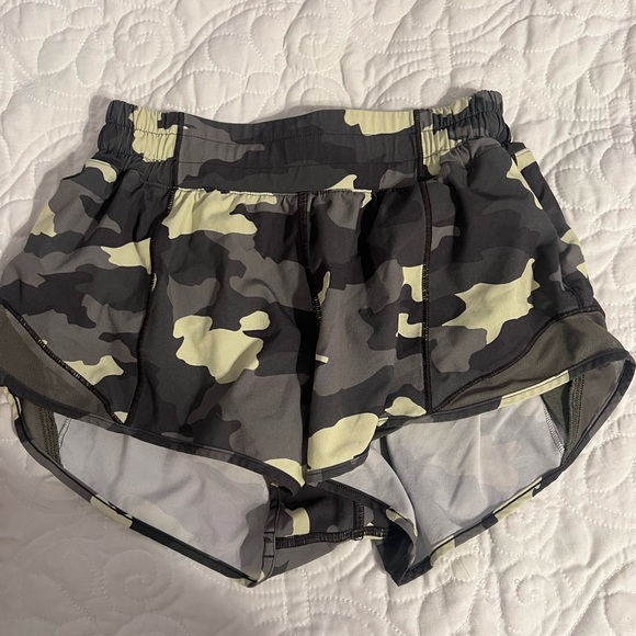 #27 Lululemon Hotty Hot shorts 2.5” - Picture 1 of 3